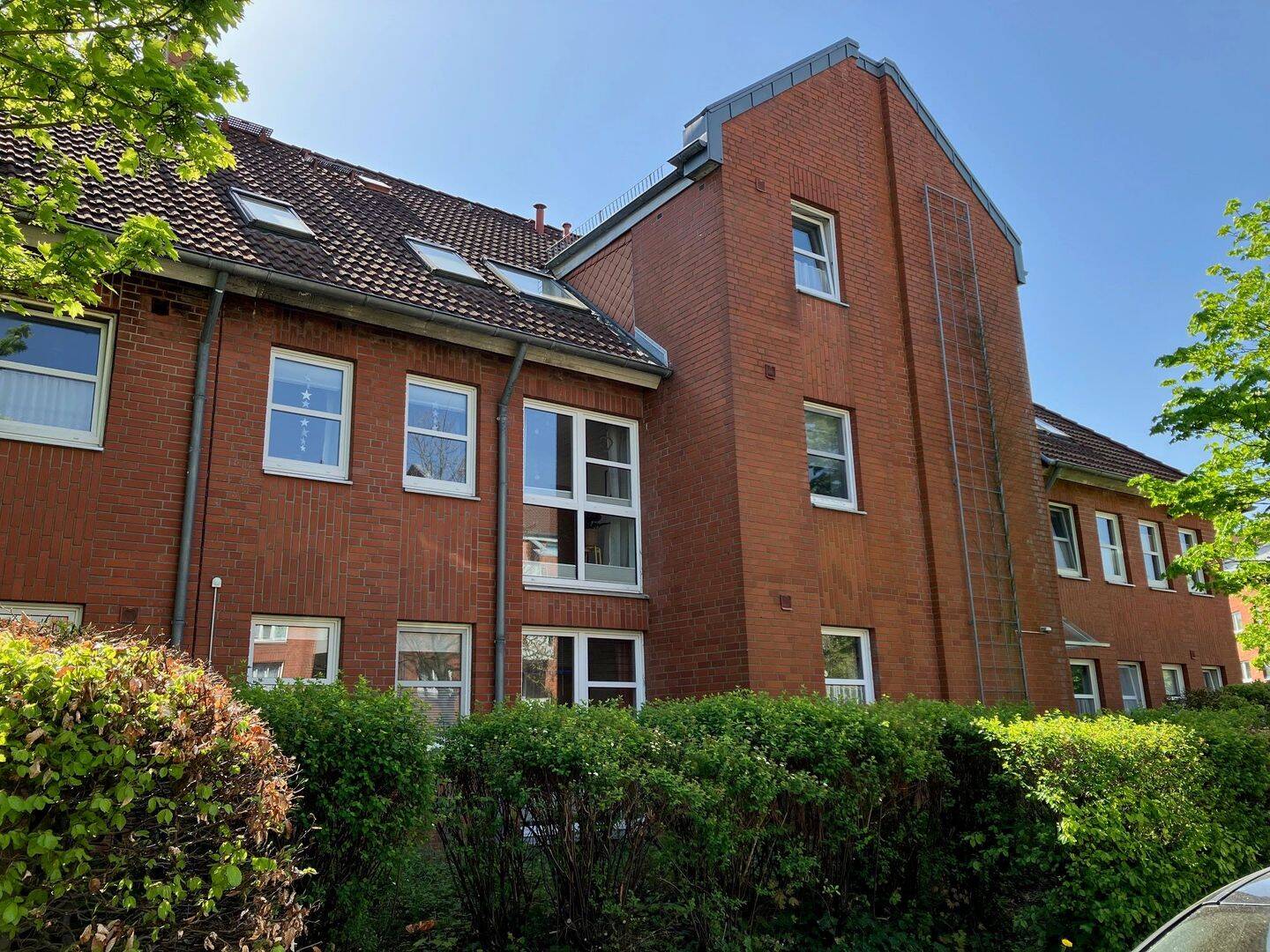 Kiel – Sehr gemütliche helle + Voll möblierte 2-Zimmer Wohnung mit Essecke – Wfl. 65 qm + Terrasse, 24111 Kiel (Russee)