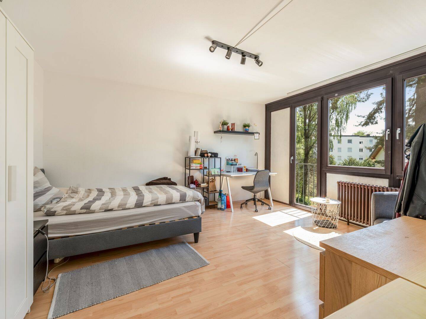 Großzügiges Raumkonzept: 3 Schlafzimmer, großer Wohn-/Essbereich & sonniger Südwestbalkon, 85579 Neubiberg