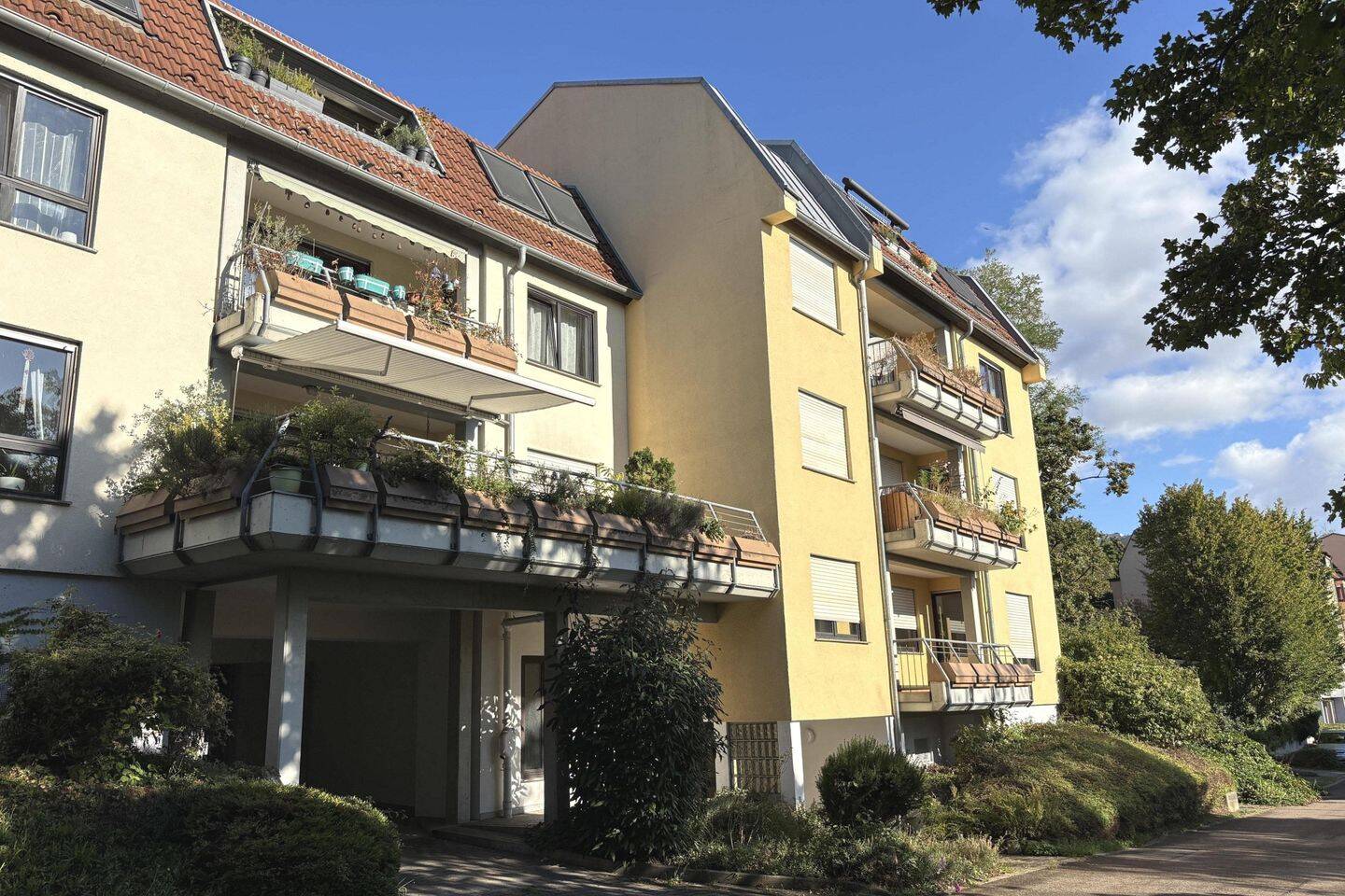 Freie 4-Zimmer-Wohnung in ruhiger Lage mit Garagenstellplatz!, 70437 Stuttgart (Freiberg Mönchfeld Rot Zazenhausen Zuffenhausen)