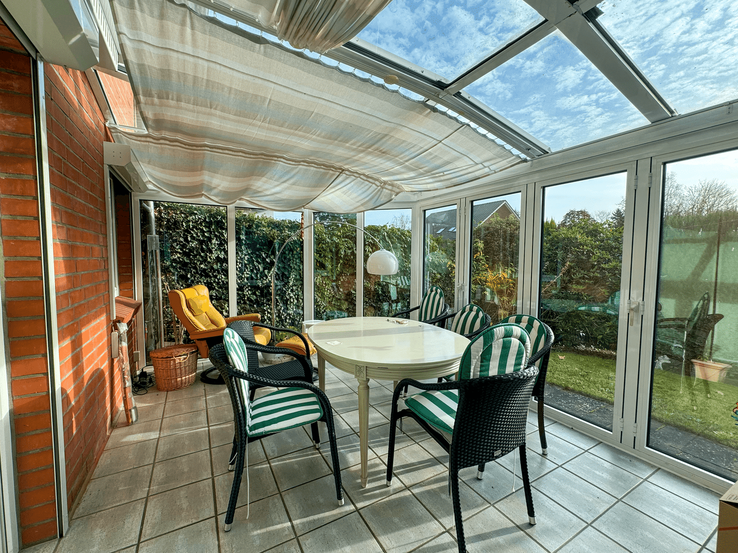 Wie im eigenen Haus! Charmante 3-Zimmer-Erdgeschosswohnung mit Wintergarten, Garten und Carport in zentraler Lage von Bad Bramstedt!, 24576 Bad Bramstedt