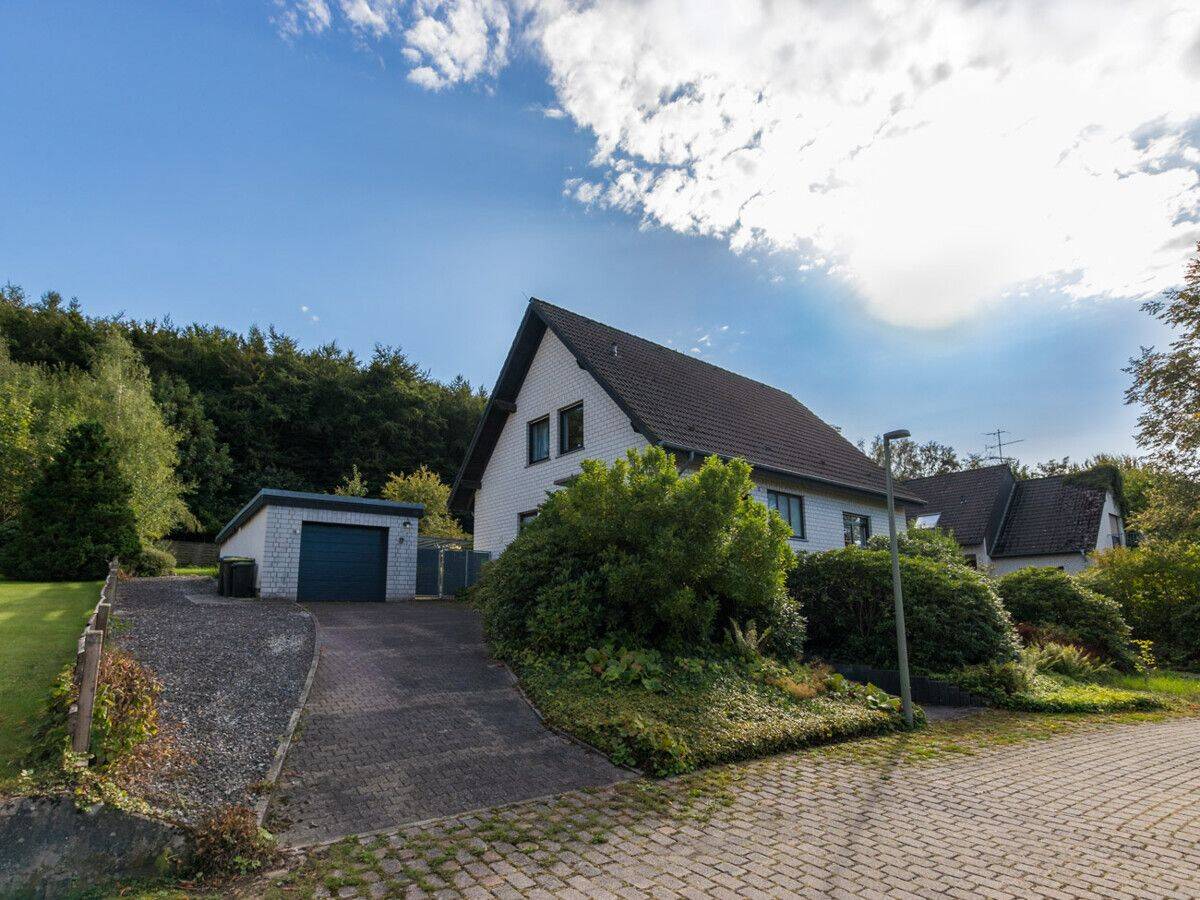 SCHÖNES EFH MIT DREI BÄDERN, WINTERGARTEN, ZWEI KAMINEN, GARAGE UND ZWEI WOHNLICHE RÄUME IM KELLER, 33181 Bad Wünnenberg