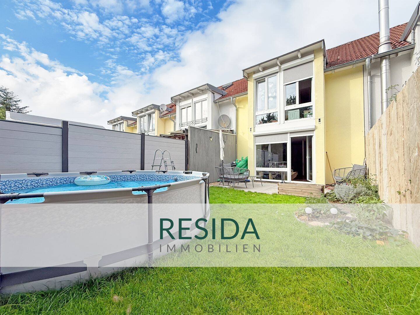 Familienglück beginnt mit dem richtigen Zuhause: 5-Zi.-Reihenmittelhaus mit Garten & Garage, 70439 Stuttgart (Neuwirtshaus Stammheim Zuffenhausen)
