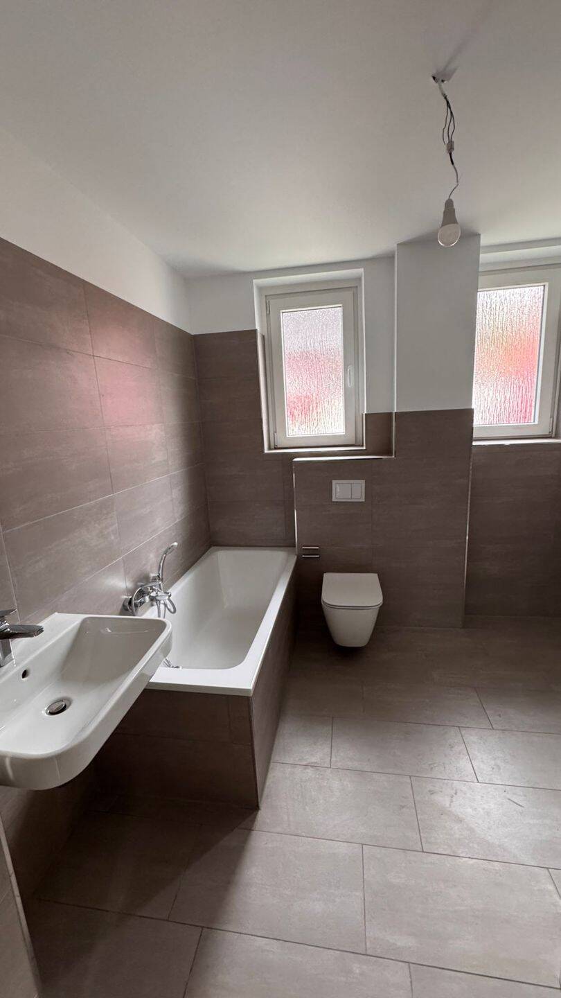 *** Erstbezug nach Modernisierung! Charmante 2-Zi.-Whg. + Wohnküche + Mansarde am Schlosspark! ***, 45355 Essen (Bergeborbeck Bochold Borbeck-Mitte)