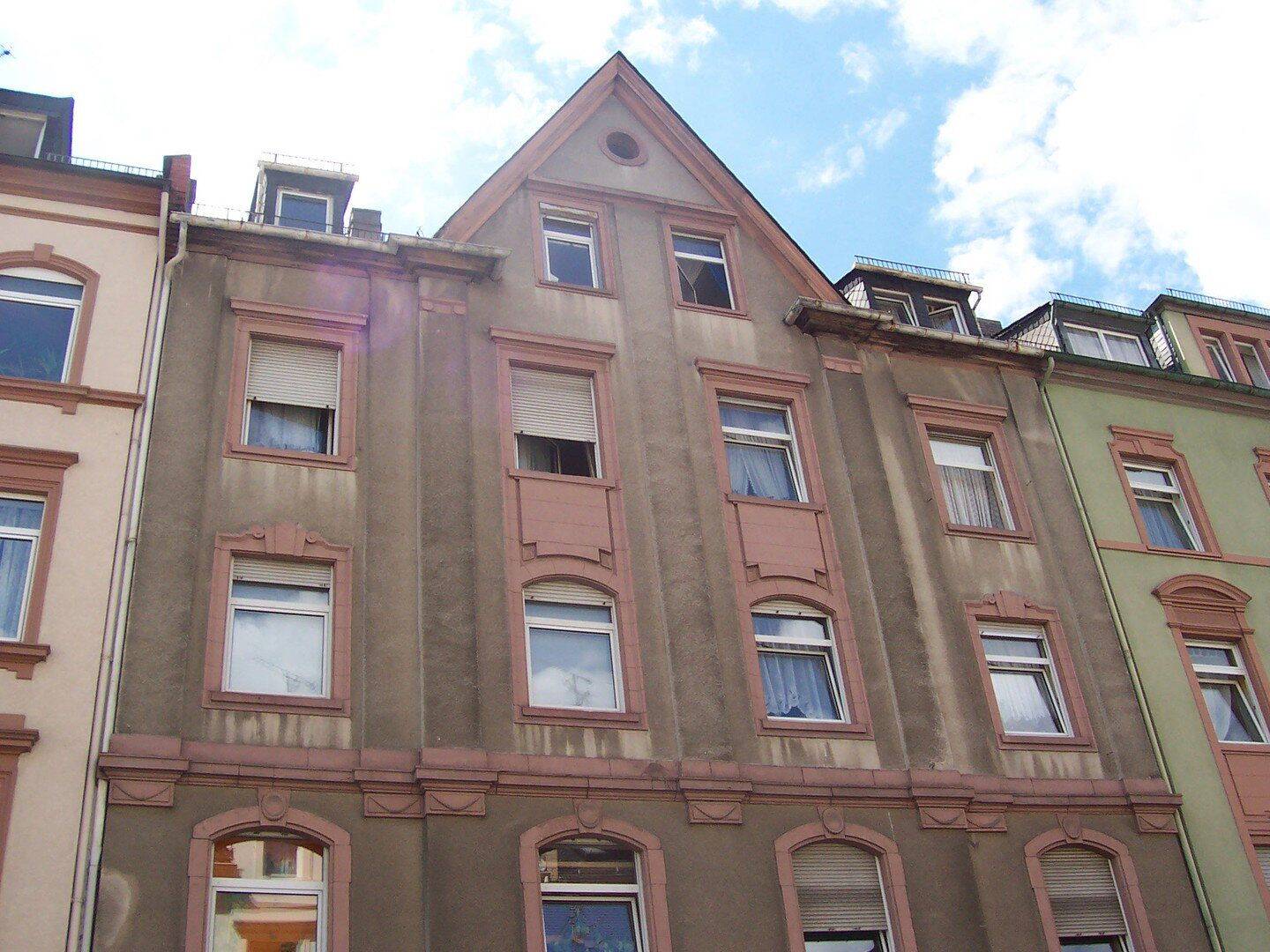 Hausmeisterwohnung: günstige, gut geschnittene 3-Zimmer-Wohnung nur an Selbstrenovierer zu vermieten, 63069 Offenbach am Main (Lauterborn Offenbach am Main Rosenhöhe)