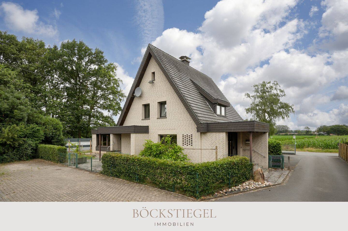 Freistehendes Einfamilienhaus mit Potenzial & tollem Weitblick in Versmold, 33775 Versmold