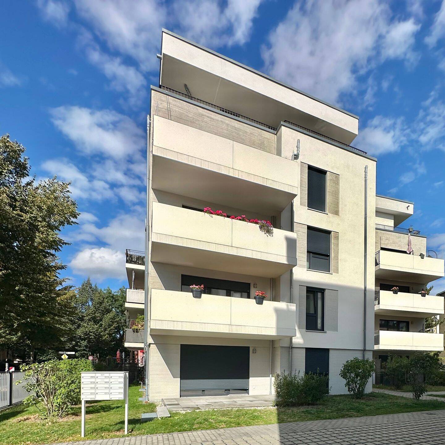 Sofort bezugsfrei! Neuwertige 3-Zimmer-Wohnung mit Balkon und Aufzug in beliebter Wohnlage, 1159 Dresden
