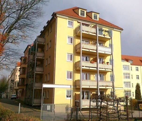 Eigentumswohnung mit 2 Balkonen, Fahrstuhl, ruhig gelegenund 3 vermietete Garagen, 2826 Görlitz