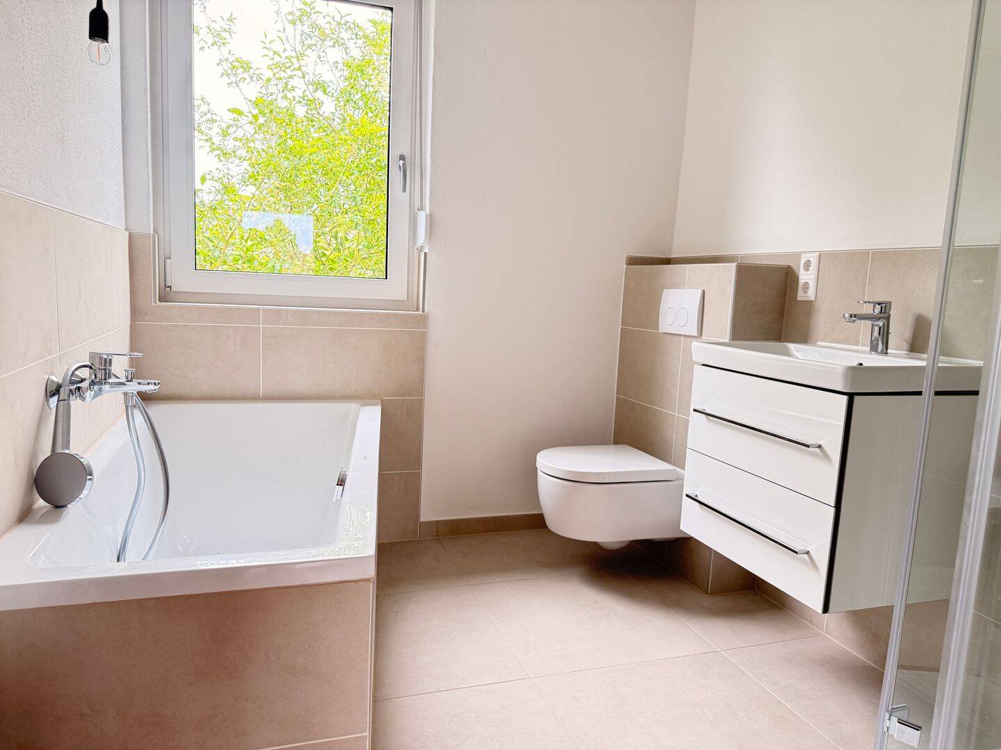 Erstbezug nach Modernisierung: Großzügige Etagenwohnung im gepflegten 3-Familienhaus, 38173 Sickte