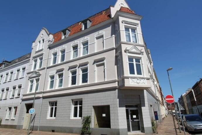 Zentral gelegene Drei-Zimmer-Altbau-Wohnung mit Einbauküche und Duschbad im Zentrum von Neumünster zu vermieten, 24534 Neumünster (Innenstadt)