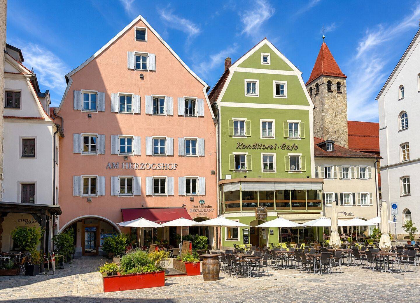 Ehemaliges Torhaus der Pfalz – historisches Wohn- und Geschäftshaus am Alten Kornmarkt, 93047 Regensburg (Innenstadt Kasernenviertel Ostenviertel Westenviertel)