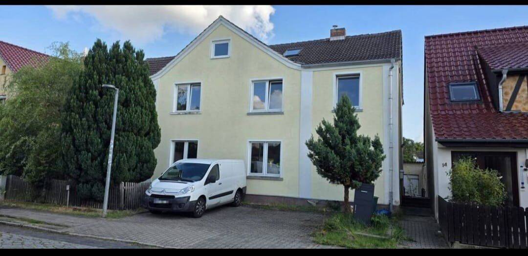 Neu renovierte Doppelhaushälfte mit 5 Zimmern, Einbauküche, extra Waschküche, 50qm Keller und großem Garten, 17034 Neubrandenburg