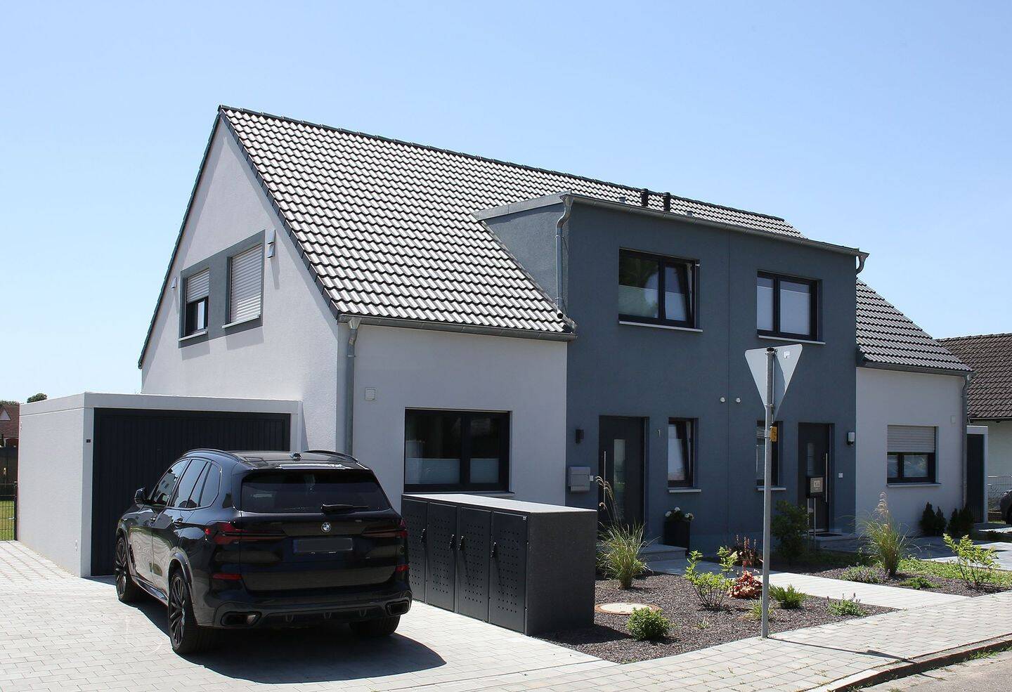 | eigennutzung bzw. einzug sofort möglich | massiv gebaut mit keller und grundstück | + garage + stellplatz + einbauküche |, 85107 Baar-Ebenhausen