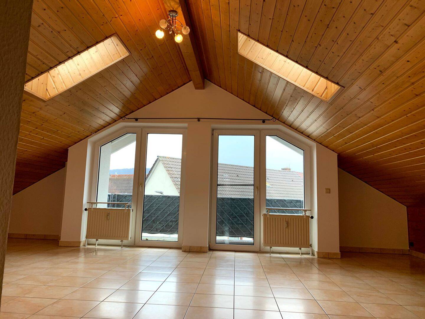 Schöne und modernisierte 3-Zimmer-Dachgeschosswohnung mit EBK in Florstadt, 61197 Florstadt