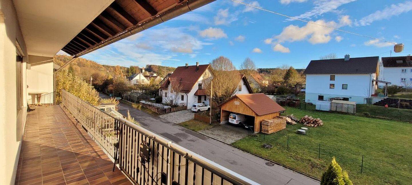 Sonnige 4 ZKB Wohnung mit Südbalkon, Einzelgarage und 250qm Garten in Siegertshofen Fischach, 86850 Fischach