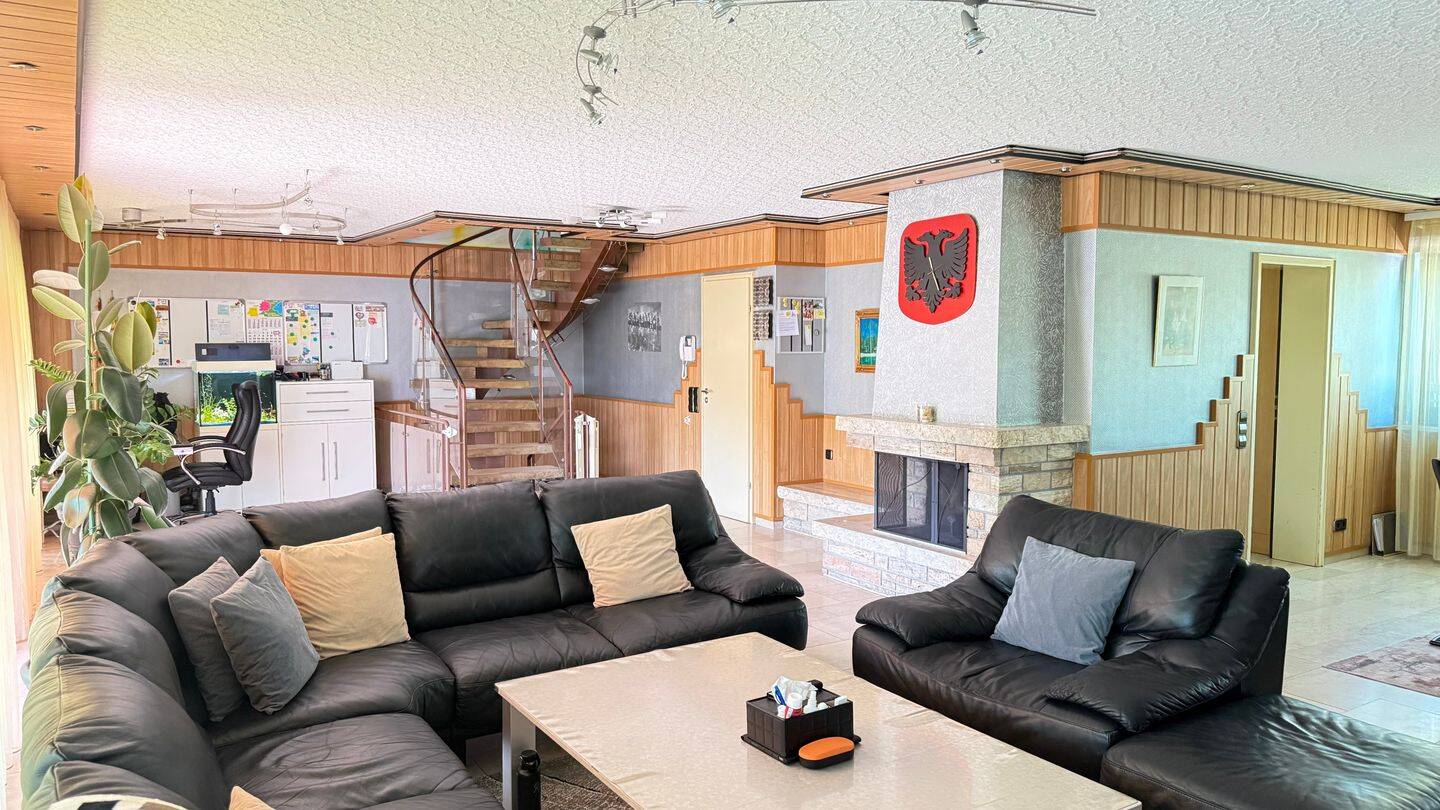 Großzügiges Wohnen auf 3 Etagen mit herrlicher Terrasse in S-Zuffenhausen!, 70435 Stuttgart (Stammheim Zuffenhausen)