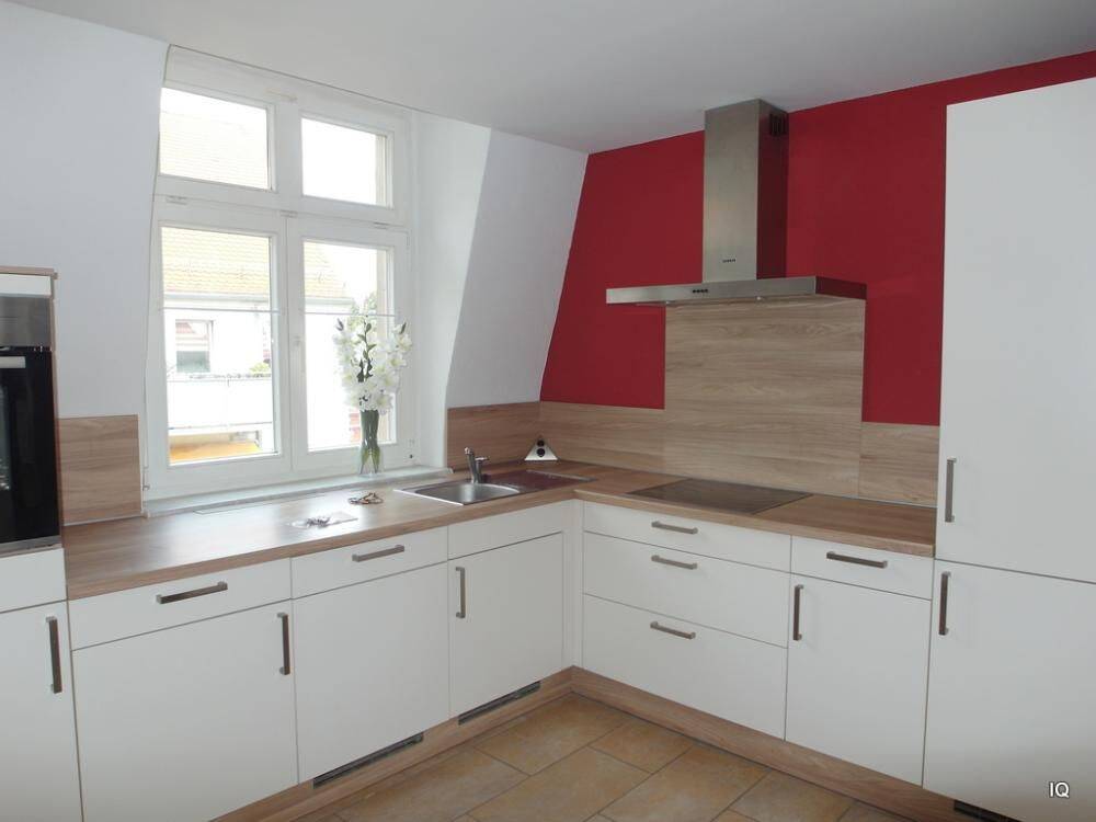 Gemütliche und schöne 3-Zimmer-Dachwohnung mit Holzboden, Einbauküche & Badewanne, 2625 Bautzen