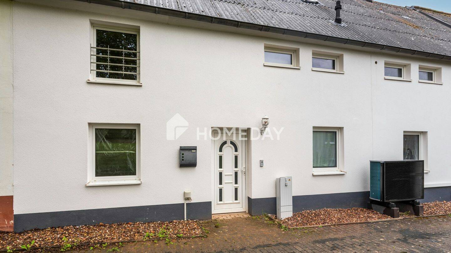 Idyllisch, grenznah und modernisiert: Großzügiges Reihenmittelhaus mit EBK, Terrasse und Garage, 54439 Fisch
