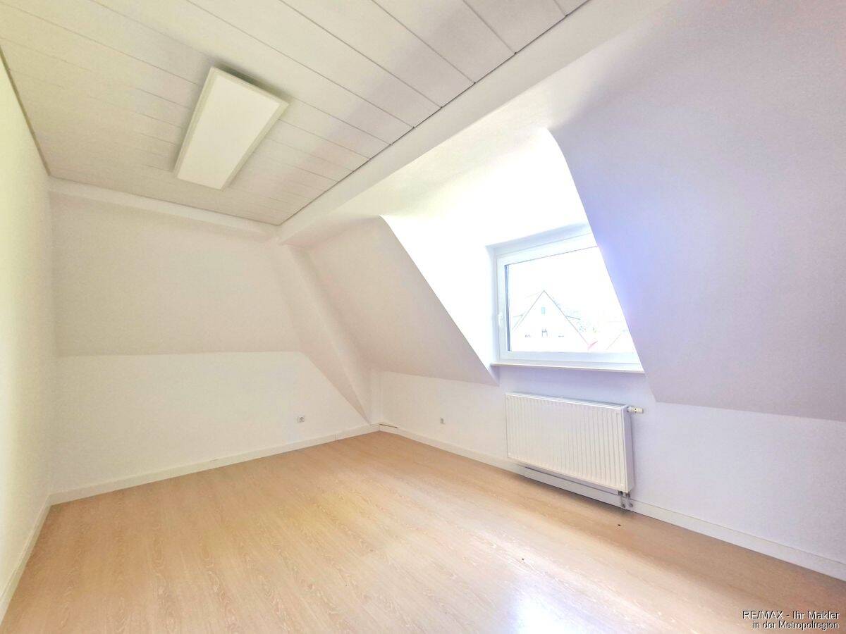 Charmante 3-Zimmer-Dachgeschosswohnung mit Einbauküche, 90547 Stein