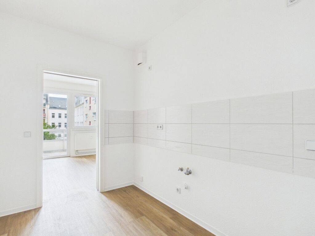 Erstbezug nach Sanierung! 3 Zimmer mit Balkon und Bad mit Dusche und Wanne, 9130 Chemnitz (Hilbersdorf Sonnenberg Yorckgebiet Zentrum)