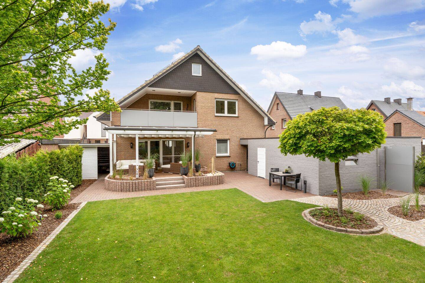 Modernisiertes Familienhaus mit ca. 216 m² Wohnfläche, Traumgarten & Sauna, 33442 Herzebrock-Clarholz