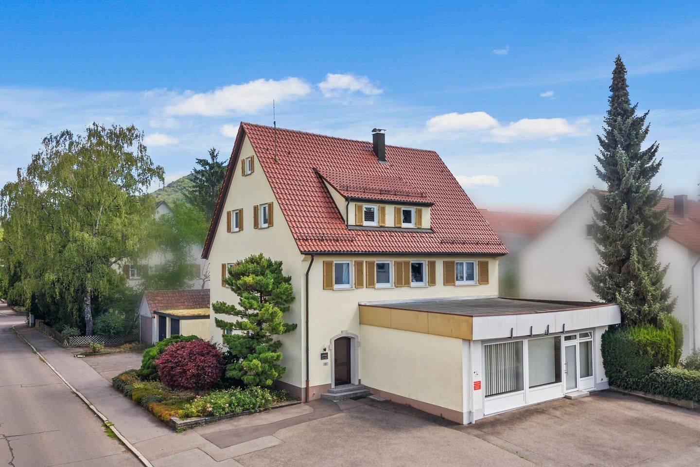 Wohn- und Geschäftshaus mit zwei Wohnungen, großzügiger Gewerbeeinheit, Dachterrasse u. Doppelgarage, 72793 Pfullingen