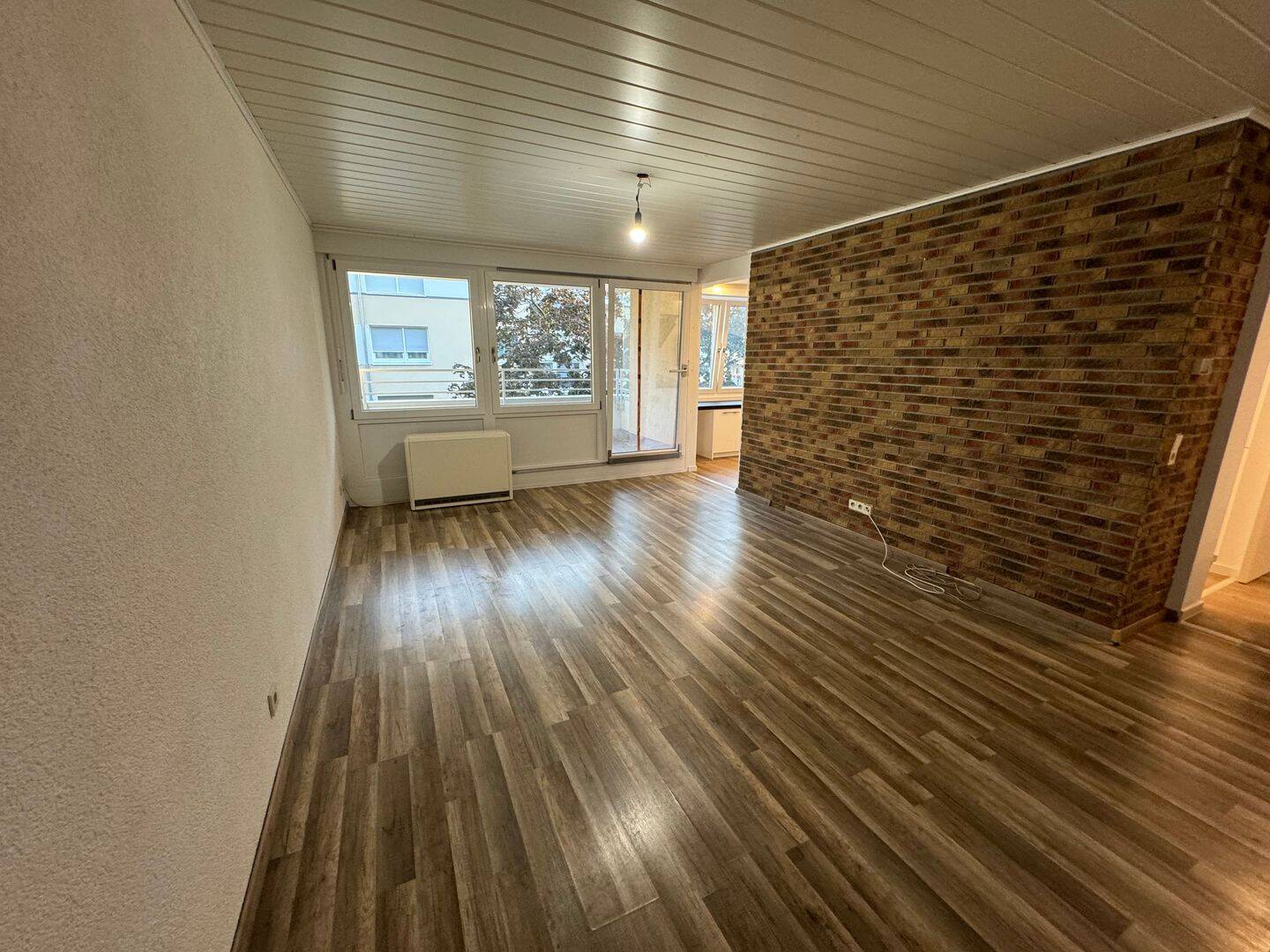 Großzügige 4,5-Zimmer-Wohnung mit Südbalkon, moderner Einbauküche & Garage in zentraler Lage, 71063 Sindelfingen