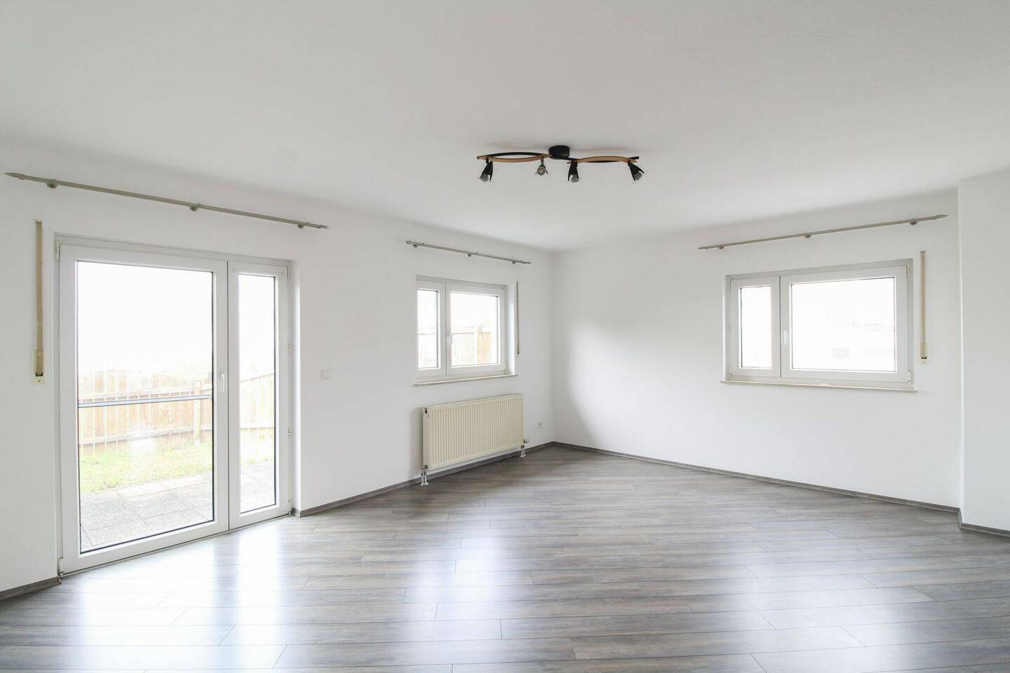Oberhohndorf + Doppelhaushälfte + sofort beziehbar + 2 Terrassen + Garage + neu renoviert, 8056 Zwickau