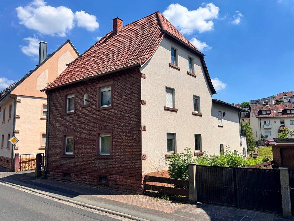 Viele Zimmer: Renovierungsbedürftiges Mehrgenerationenwohnhaus mit viel Platz, 63840 Hausen