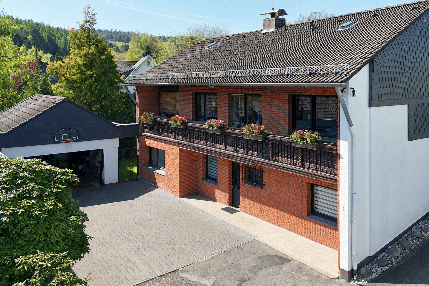 Freistehendes Einfamilienhaus – Wohnen mit Fernblick und Poolhaus, 51491 Overath