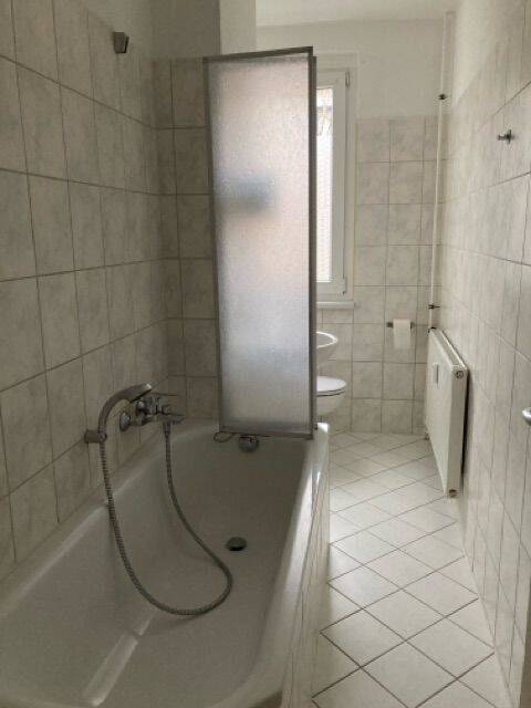 2 Zimmer sofort beziehbar, teilweise möbliert, 6406 Bernburg (Saale)