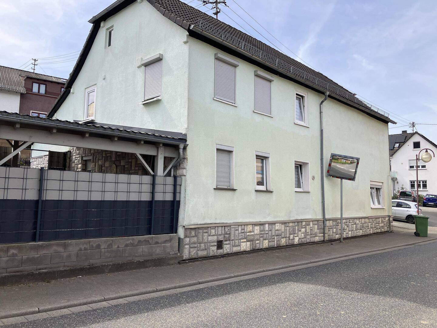 Freistehendes Einfamilienhaus mit Innenhof und Carport in zentraler Lage von Maxsain, 56244 Maxsain