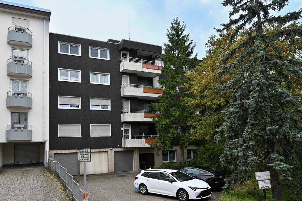 Wohnkomfort in zentraler Lage – großzügige Vier-Zimmer-Wohnung mit zwei Balkonen und Aufzug, 45525 Hattingen