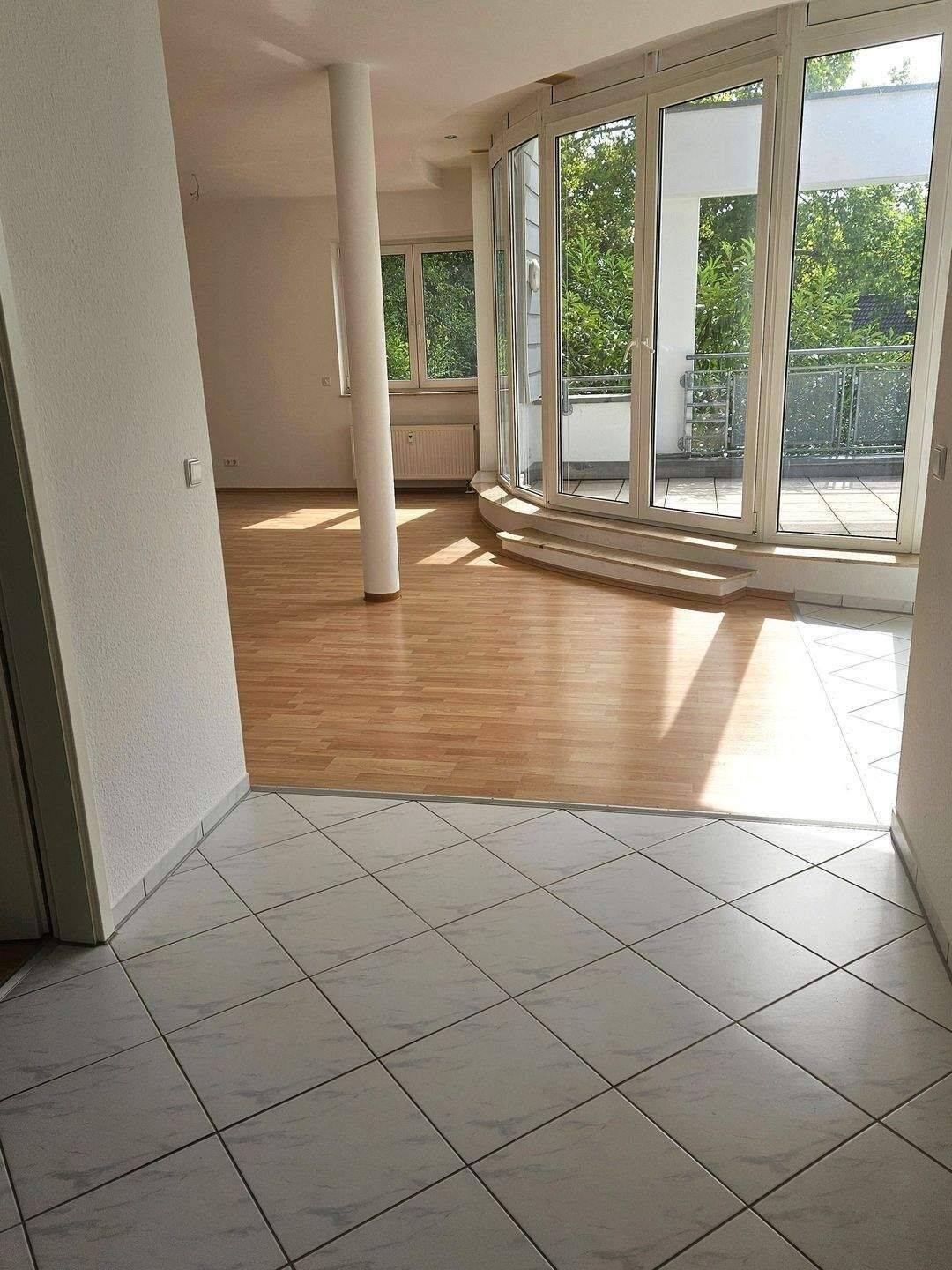 DARMSTADT, schöne, helle 2-Zimmer-Wohnung mit gr. Dachterrasse, Laminatboden, ab 01. Oktober frei!, 64287 Darmstadt (Darmstadt)