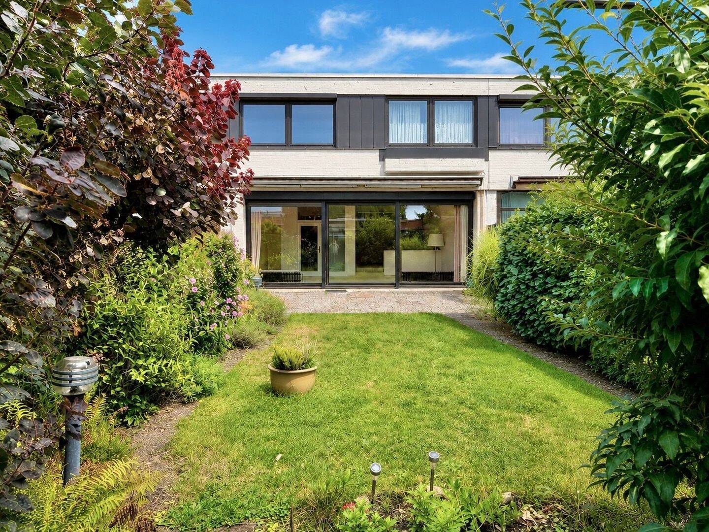 Ruhig gelegenes Reihenhaus mit zeitloser Architektur, viel Licht und grünem Westgarten, 30559 Hannover