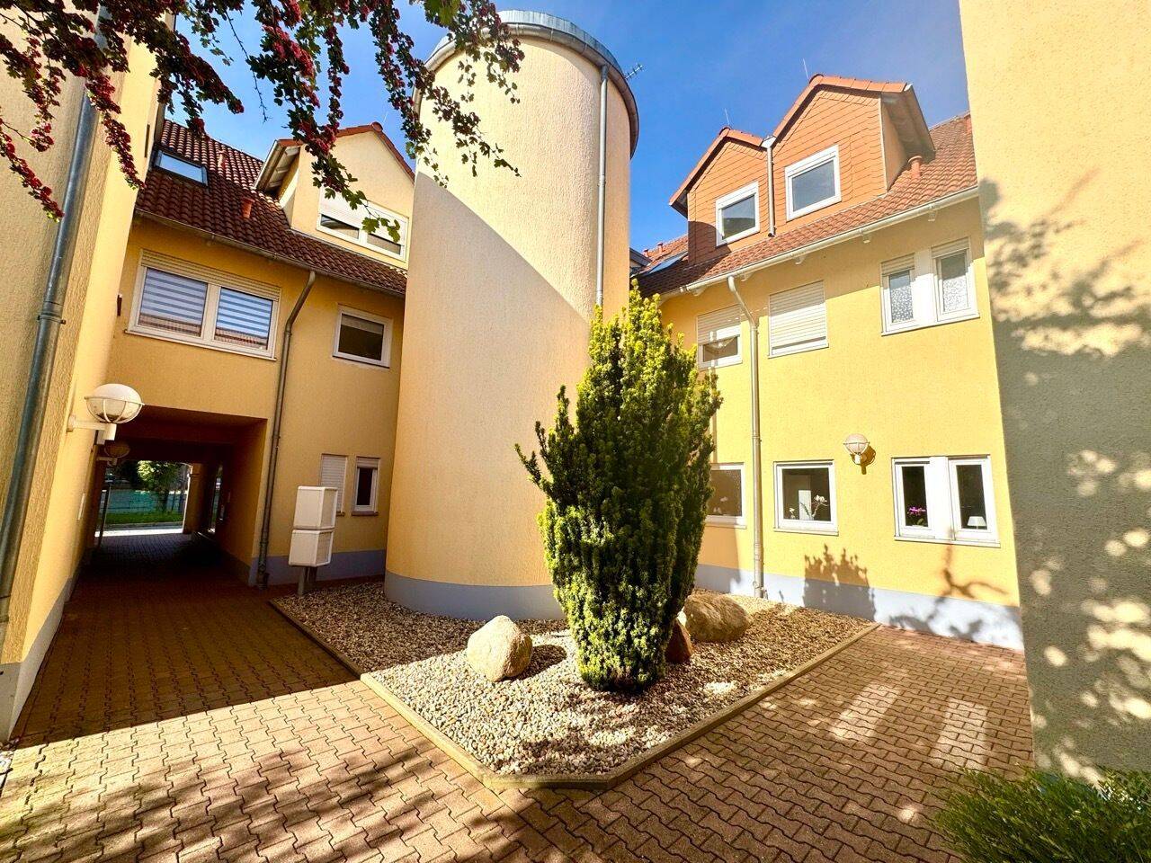 saniert mit Balkon, hochwertigem Tageslichtbad und Abstellraum, 6493 Ballenstedt