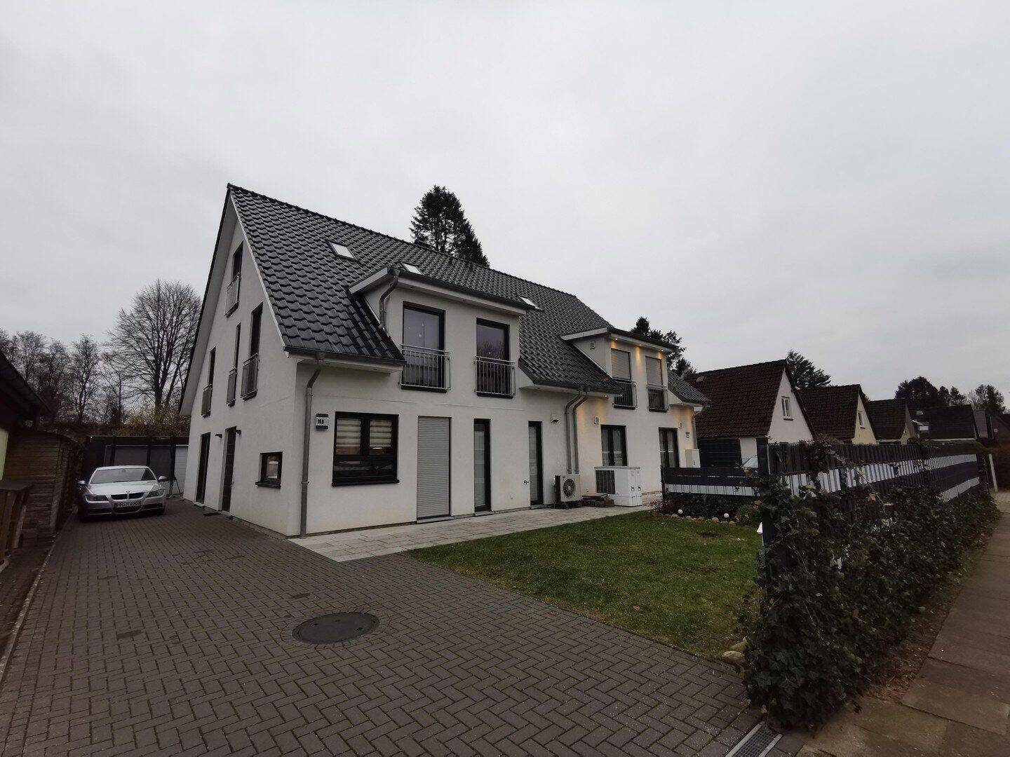 Geräumige, möblierte Doppelhaushälfte mit Garten, Pool und Kamin in ruhiger Lage – HH-Eidelstedt