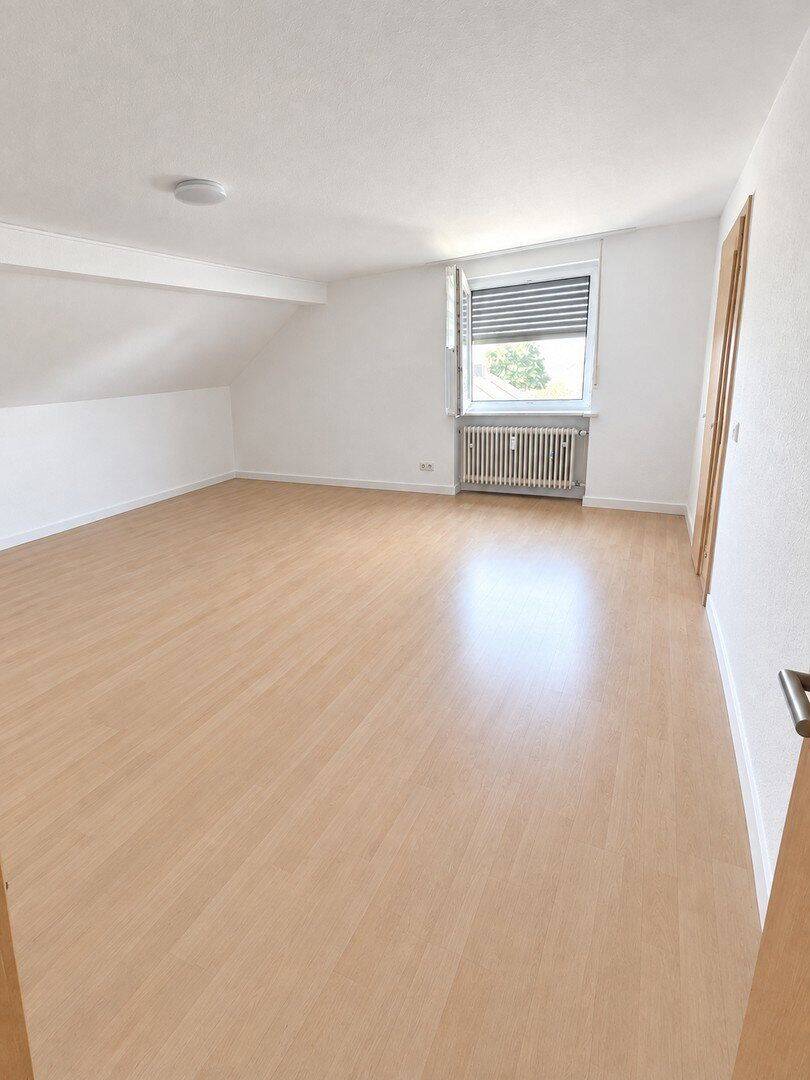 Helle 3,5-Zimmer-Dachgeschosswohnung mit Einbauküche und Stellplatz in Reiskirchen-Lindenstruth, 35447 Reiskirchen