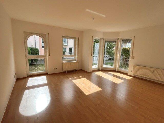+++ATTRAKTIVE WOHNUNG MIT SÜD-BALKON UND PKW-STELLPLATZ AM RANDE VON CHEMNITZ+++, 9228 Chemnitz (Murschnitz Wittgensdorf Zentrum)