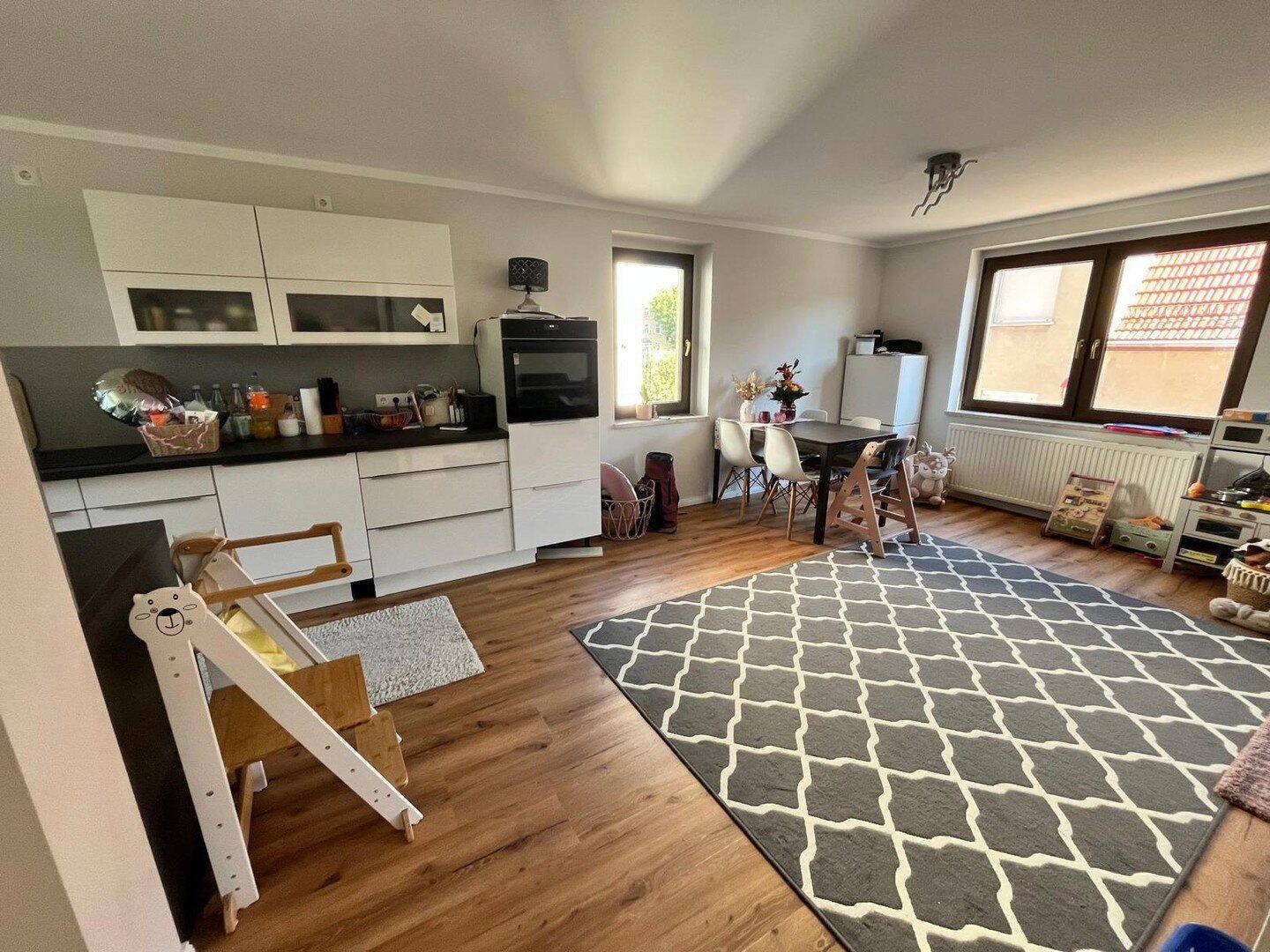 Einfamilienhaus mit großzügigem Wohnbereich, Terrasse und zwei Stellplätzen, 7613 Crossen an der Elster
