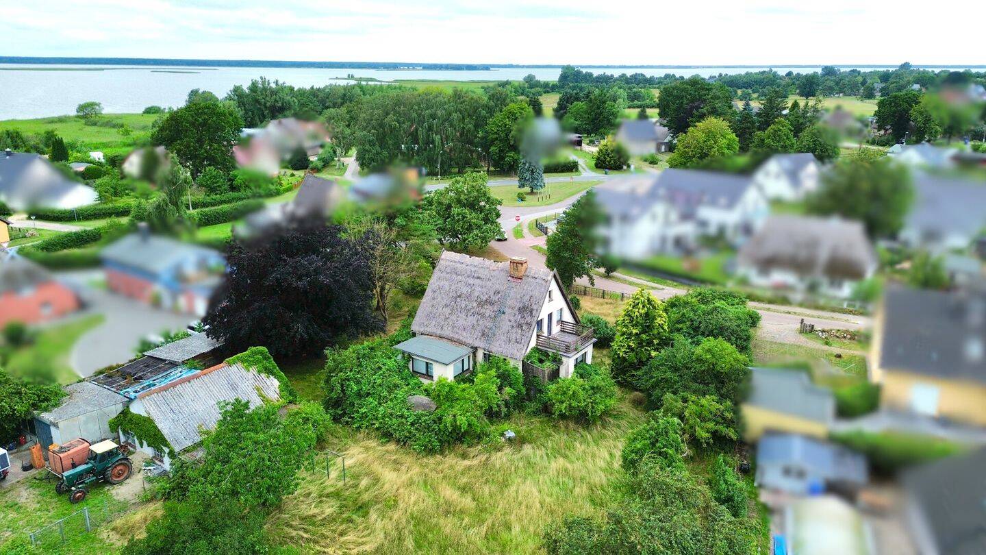 Sanierungsbedürftiges Einfamilienhaus auf weitläufigem Grundstück zwischen Waldrand und Bodden, 18356 Fuhlendorf