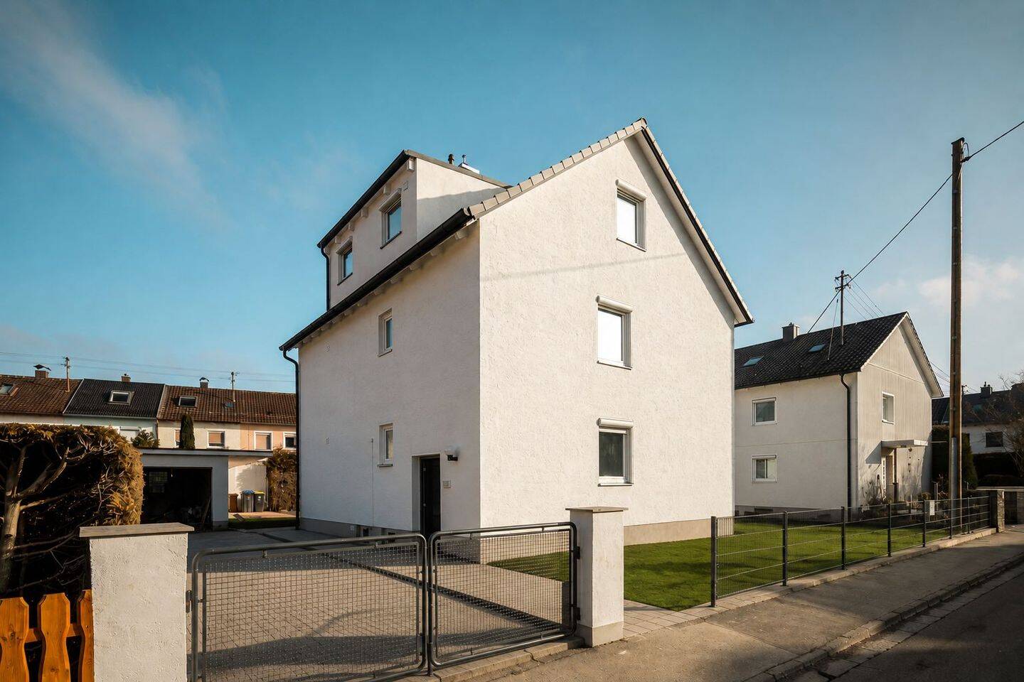 Helle, moderne Dachgeschosswohnung in Kissing mit eigenem Gartenanteil, 86438 Kissing