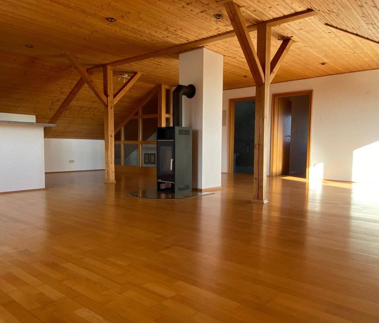 Herrliche DG-Wohnung mit neu angebautem Balkon und offenem Wohnbereich, 93352 Rohr i. NB (Rohr)