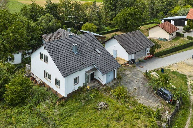 Sanierungsbedürftiges Einfamilienhaus mit Nebengebäude, 94356 Kirchroth