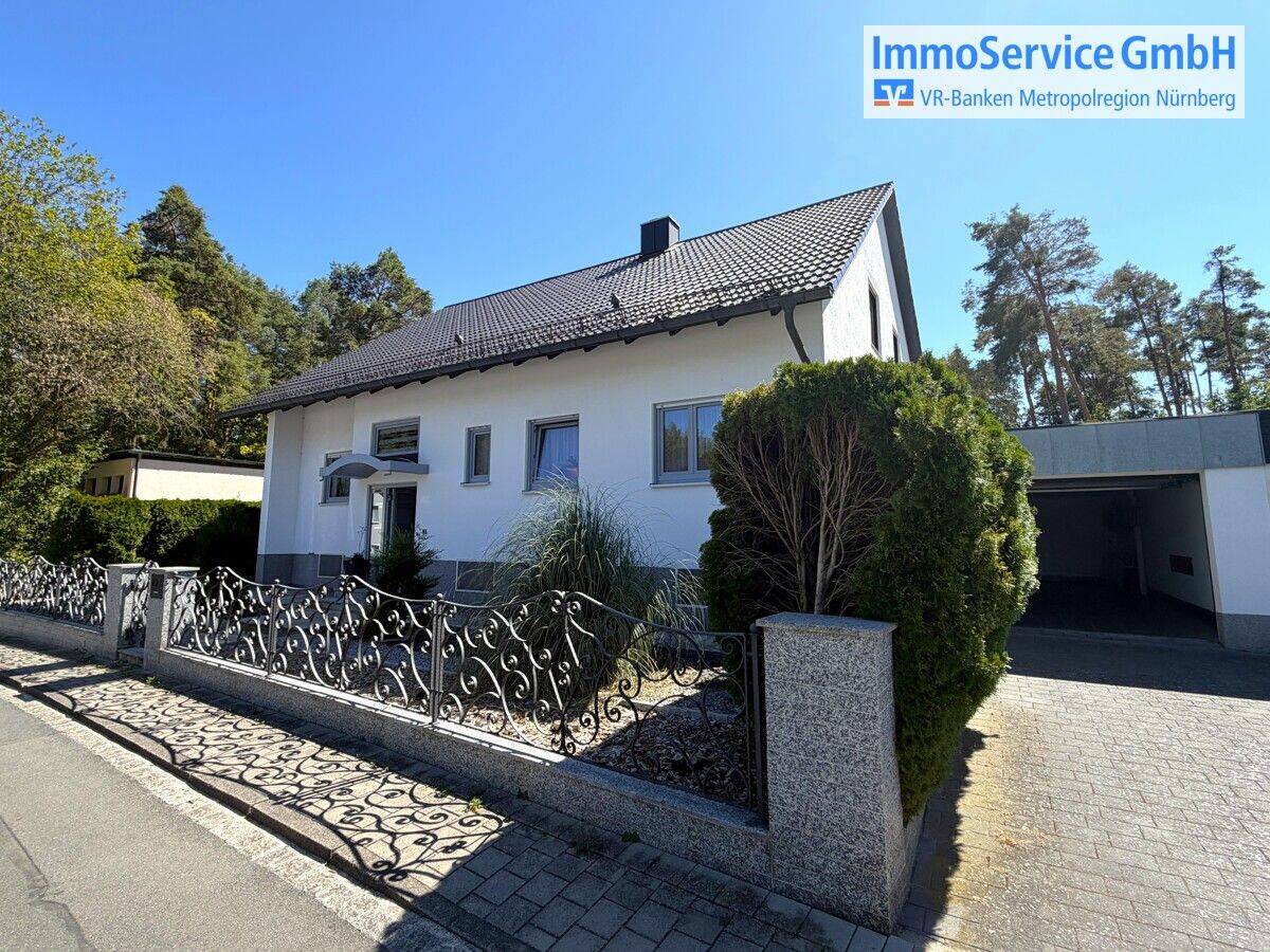 Familientraum: Repräsentatives Einfamilienhaus mit großem Gartengrundstück am Waldrand, in Zirndorf., 90513 Zirndorf