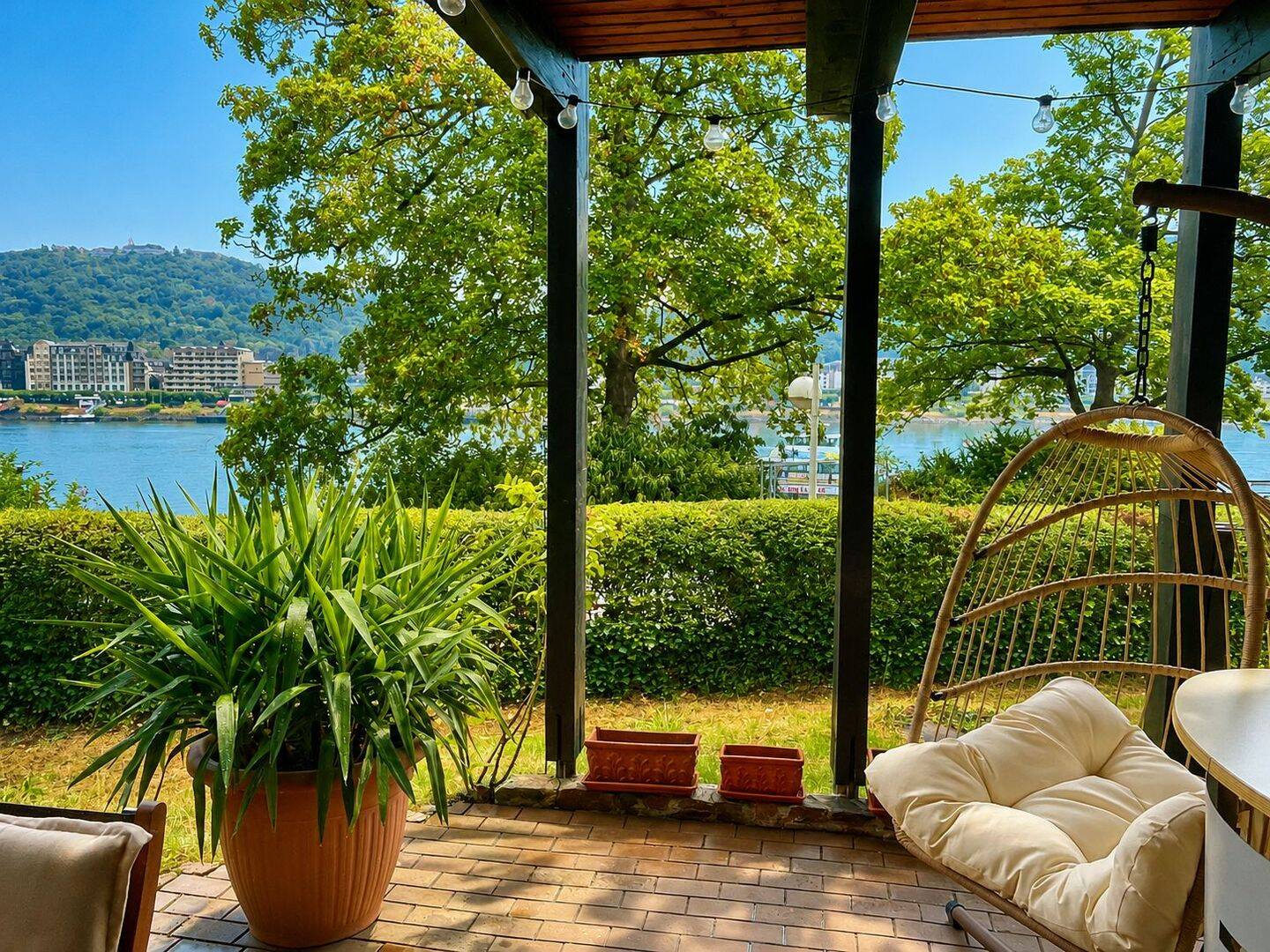 Wohnen am Rhein – großzügige 2-Zimmer-Eigentumswohnung mit Terrasse und Loggia, 53179 Bonn (Lannesdorf Mehlem Muffendorf Pennenfeld Rüngsdorf)