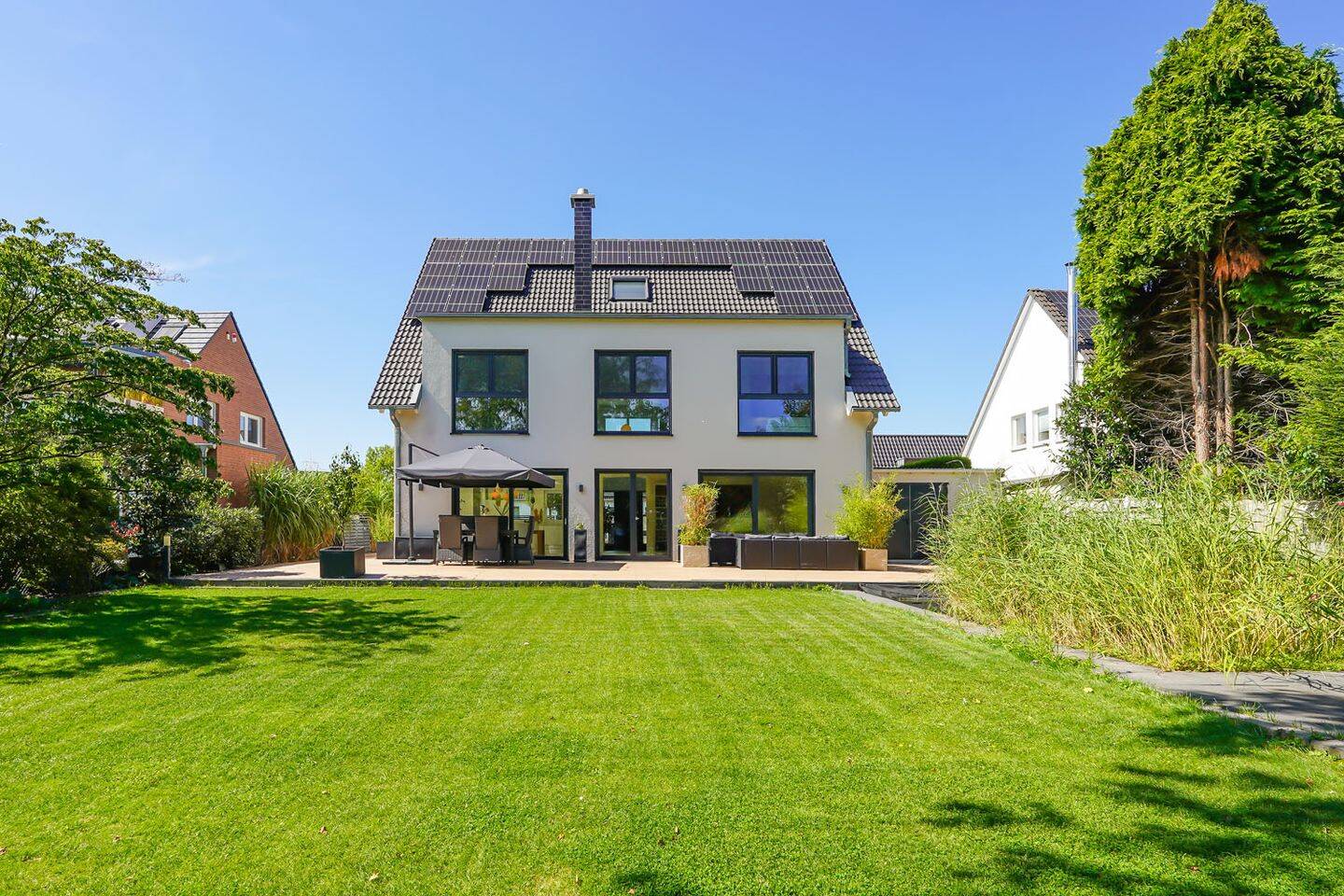 Wittlaer: Freistehende, exklusive Villa aus 2022 mit energieeffizienter Gebäudetechnik in Rheinlage, 40489 Düsseldorf (Angermund Kaiserswerth Kalkum Lohausen Wittlaer)