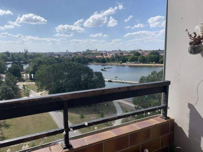 NUR für Studenten und Pendler – 1 ZW mit Balkon, Pantry-Küche und super Blick auf den Wöhrder See, 8. OG mit Aufzug, 90402 Nürnberg (Gleißbühl Lorenz Tafelhof Tullnau Wöhrd)