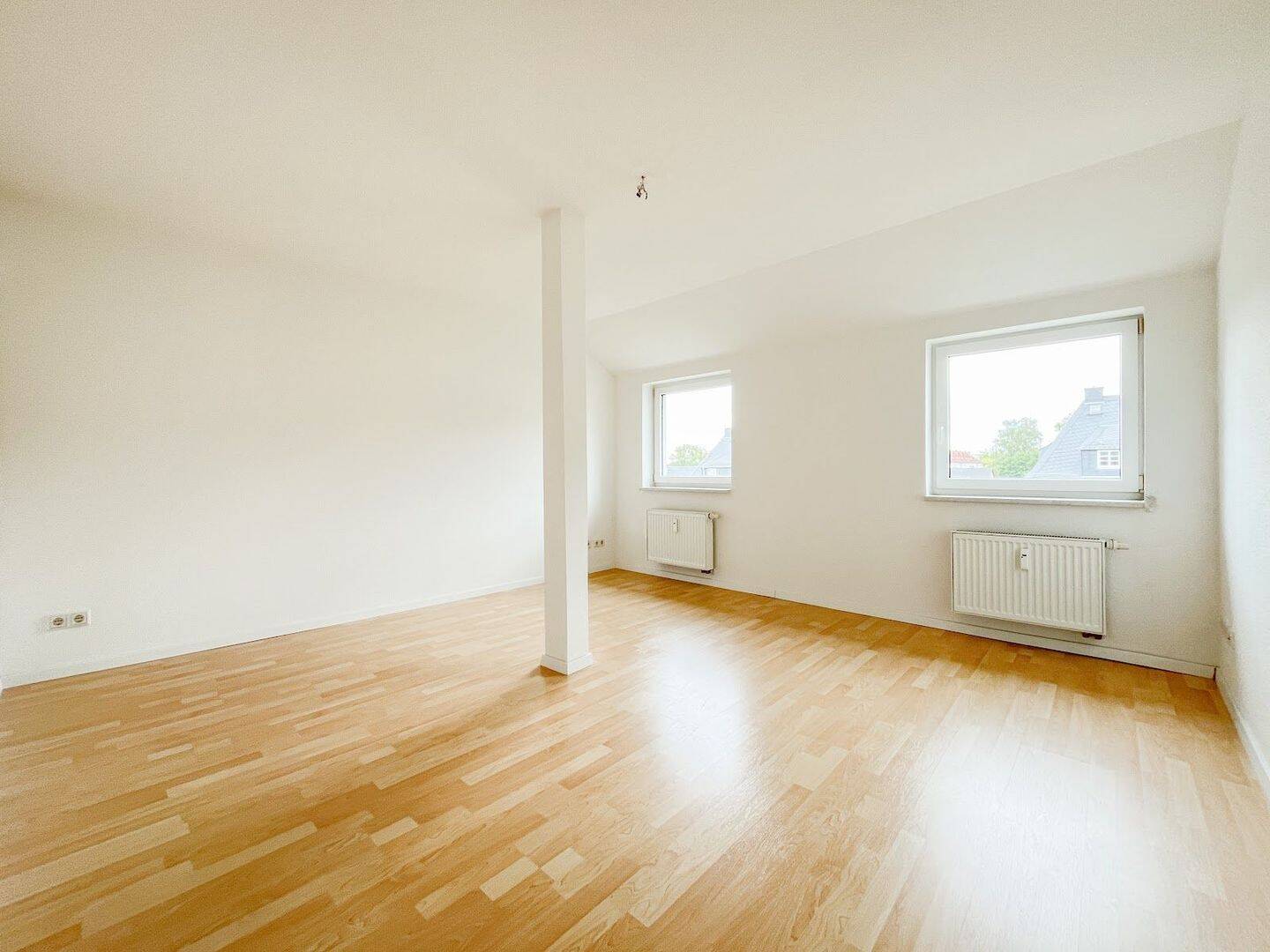 Helle Dachgeschosswohnung mit Einbauküche – Ihr neues Zuhause im Altendorfer Flemminggebiet, 9116 Chemnitz