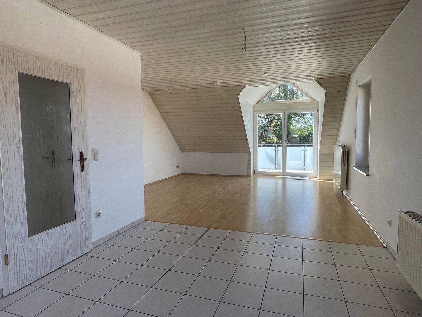 top gepflegte Dachgeschosswohnung mit Carport in Siegenburg, 93354 Siegenburg