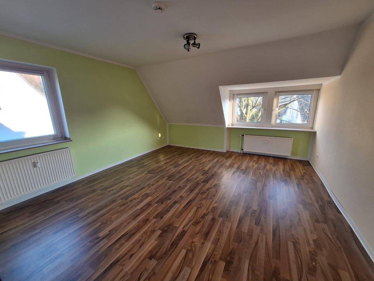 Schöne Dachgeschoss Wohnung WG tauglich für bis zu 3 Personen, 42555 Velbert